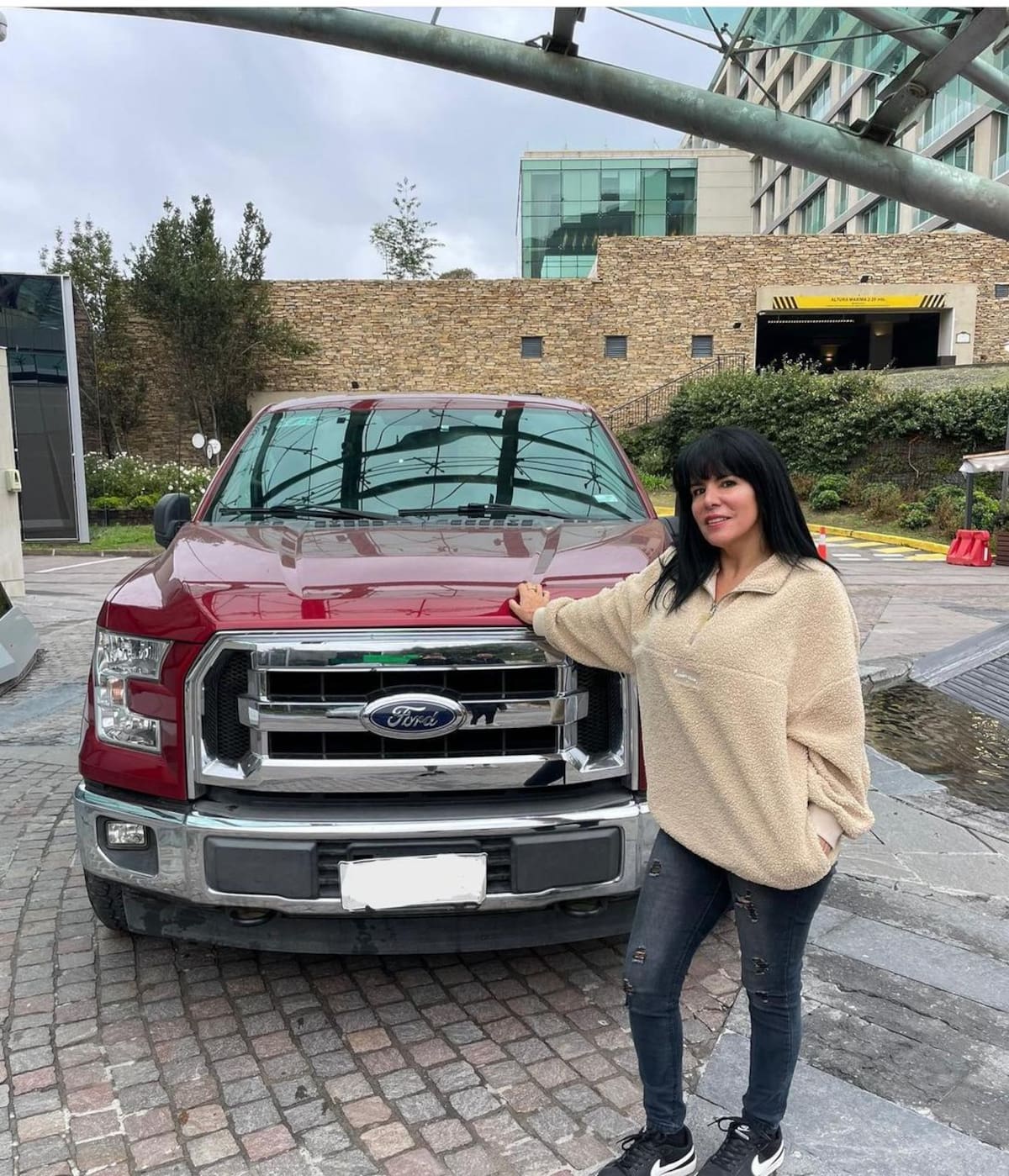 Anita Alvarado y su lujosa camioneta