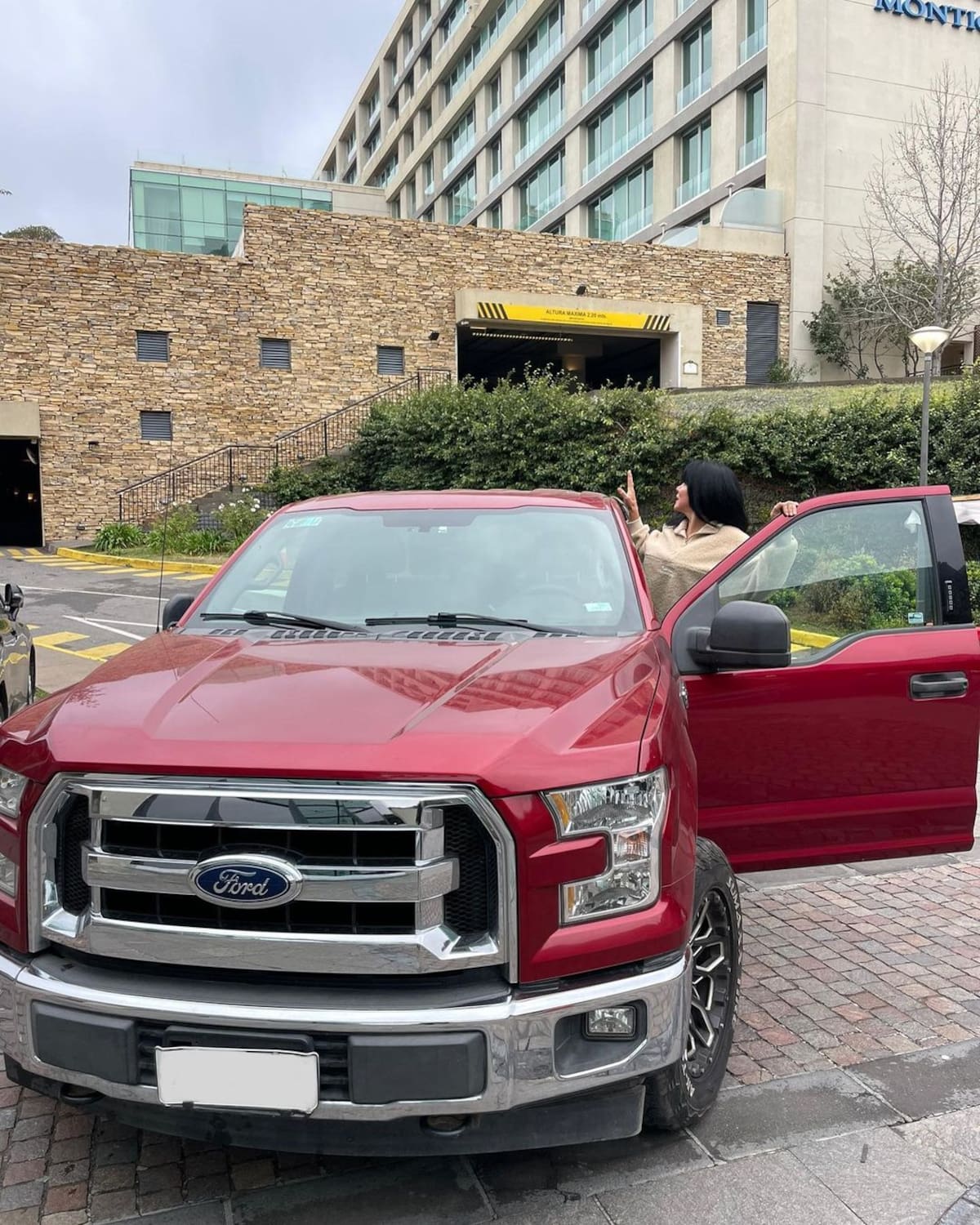 Anita Alvarado se lució con nueva camioneta.