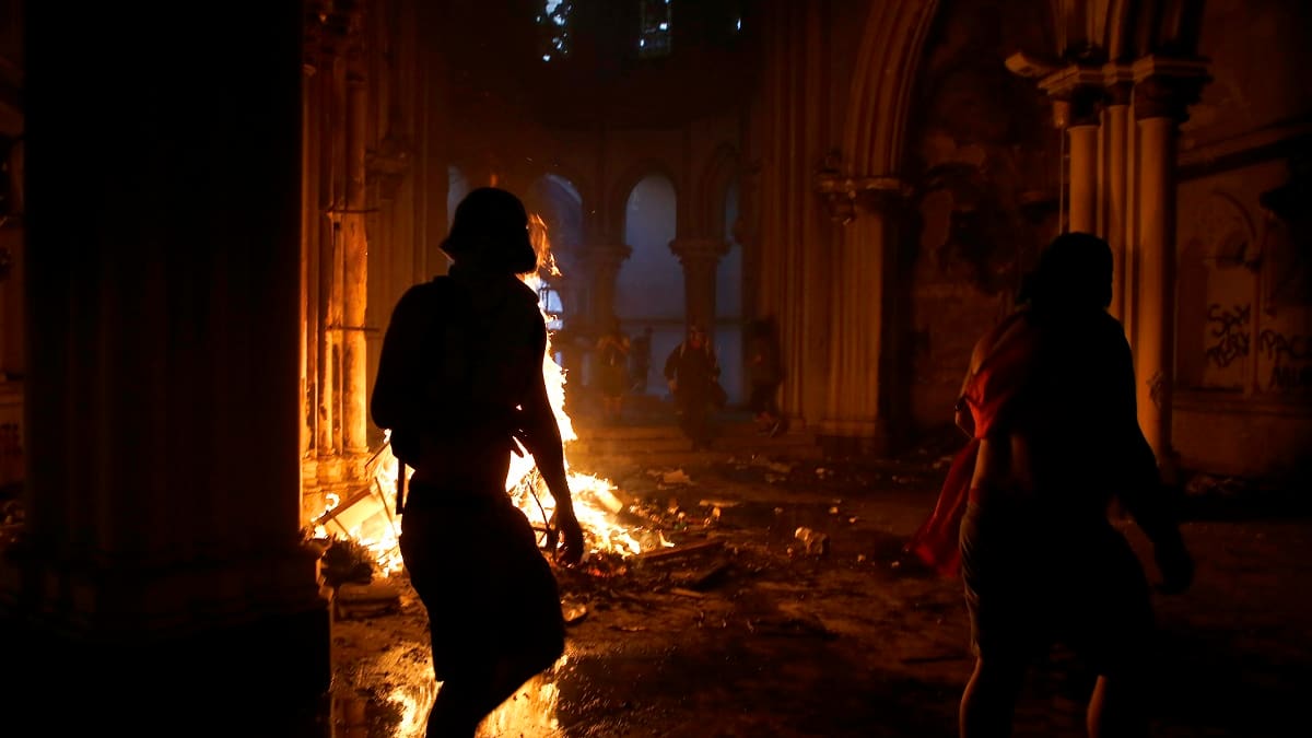 Uno de los detenidos por incendio en Iglesia San Borja es marino: Armada confirmó su identidad