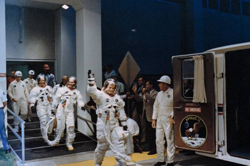 Los astronautas se despiden de los equipos de la NASA y la prensa momentos antes de abordar el cohete con rumbo a la Luna.