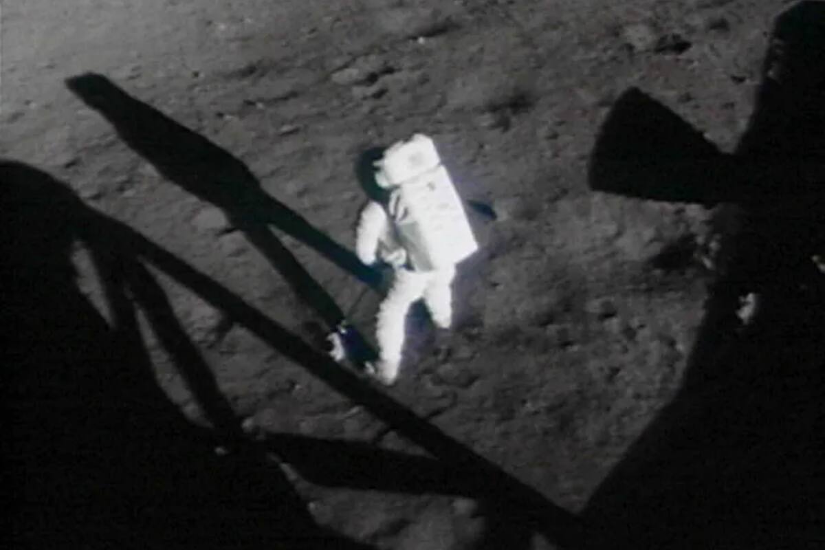 Neil Armstrong tomando muestras del suelo lunar.