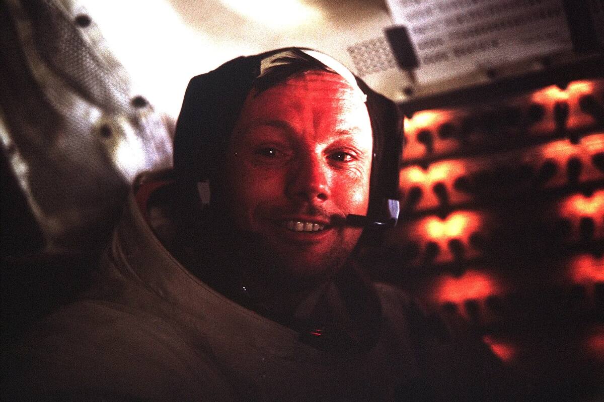 Neil Armstrong descansando a bordo del módulo lunar tras la primera exploración de la Luna.