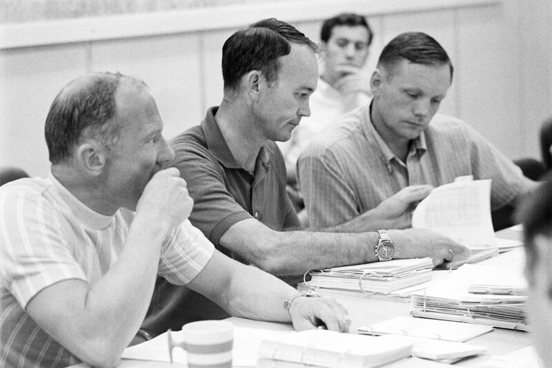 Los astronautas Aldrin, Collins y Armstrong revisan el plan de vuelo en las oficinas de la NASA