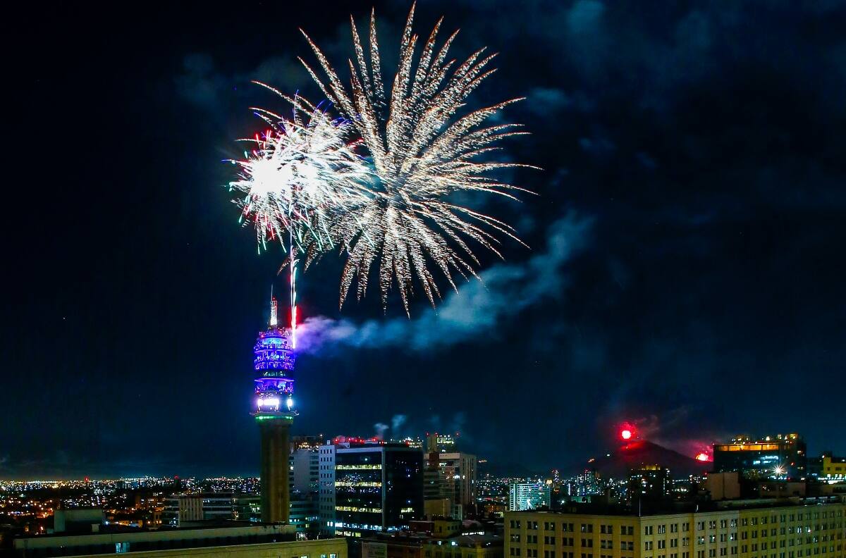 Vuelven los fuegos artificiales a la Torre Entel para Año Nuevo: Show de drones y artistas confirmados