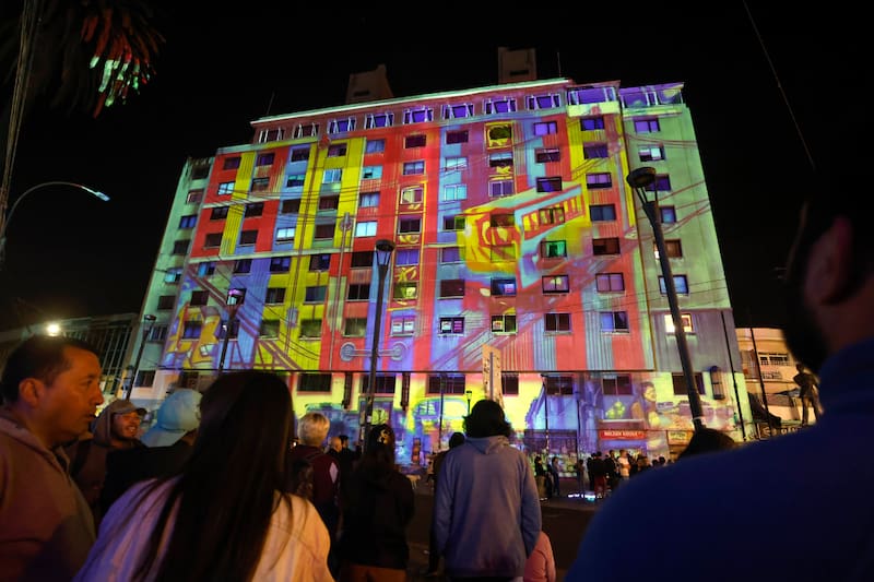Uno de los espectáculos imperdibles en estas fiestas son los shows de mapping, que proyectan distintas historias en las paredes de los edificios patrimoniales de la comuna. Créditos: Sebastian Cisternas/ Aton Chile.