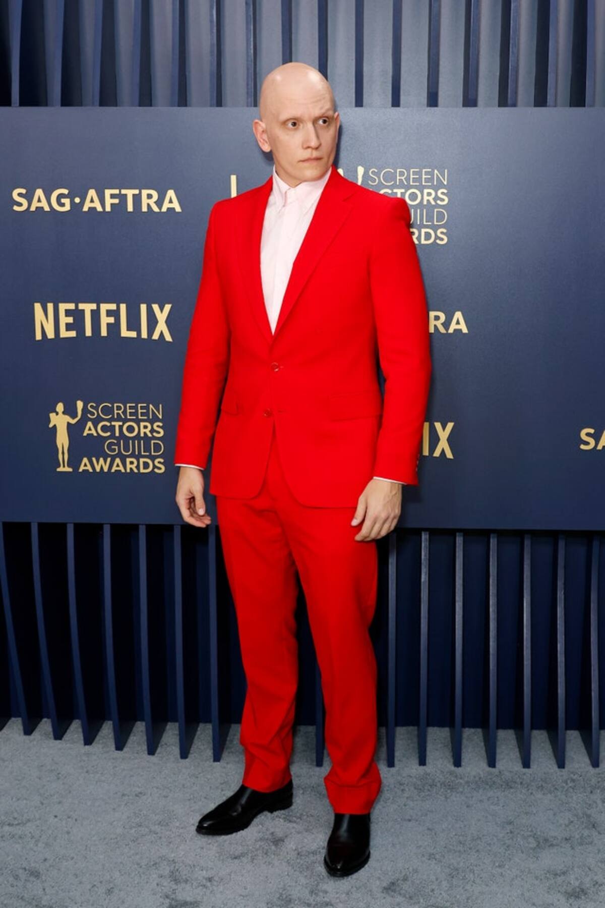 Anthony Carrigan en los Premios SAG 2024.