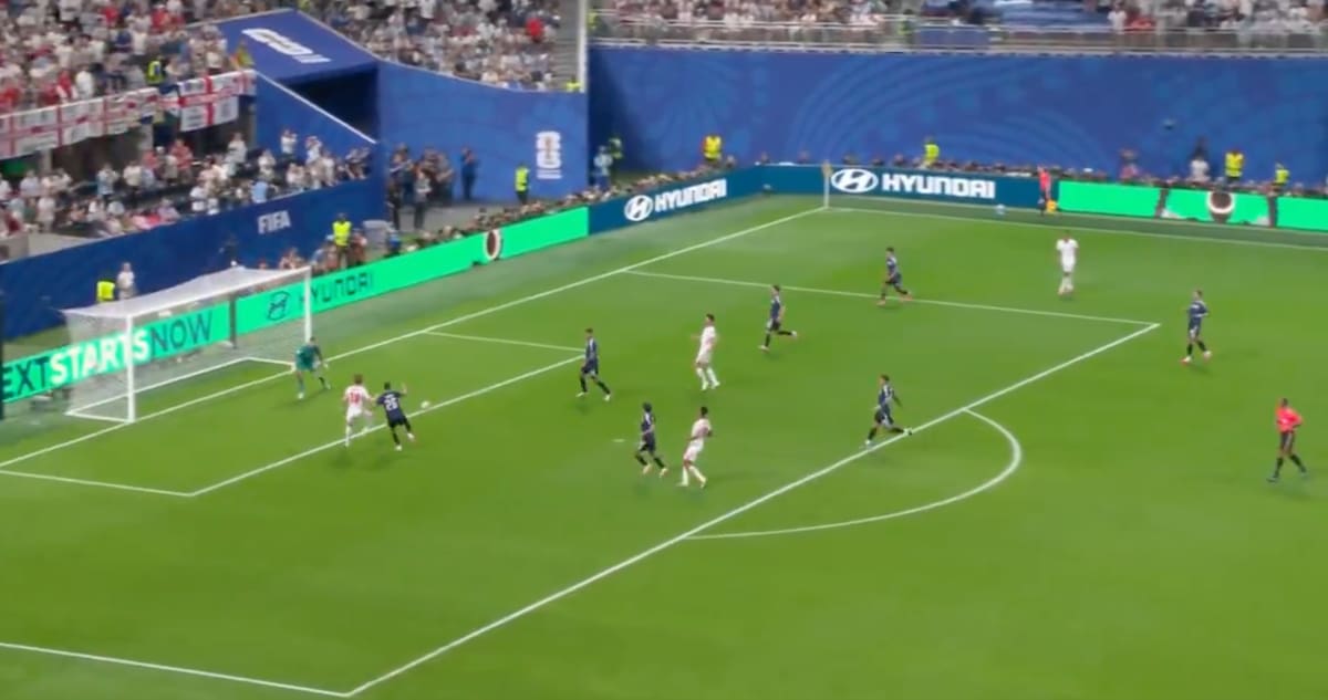 Marcó el primer gol del partido entre Inglaterra y Argentina.