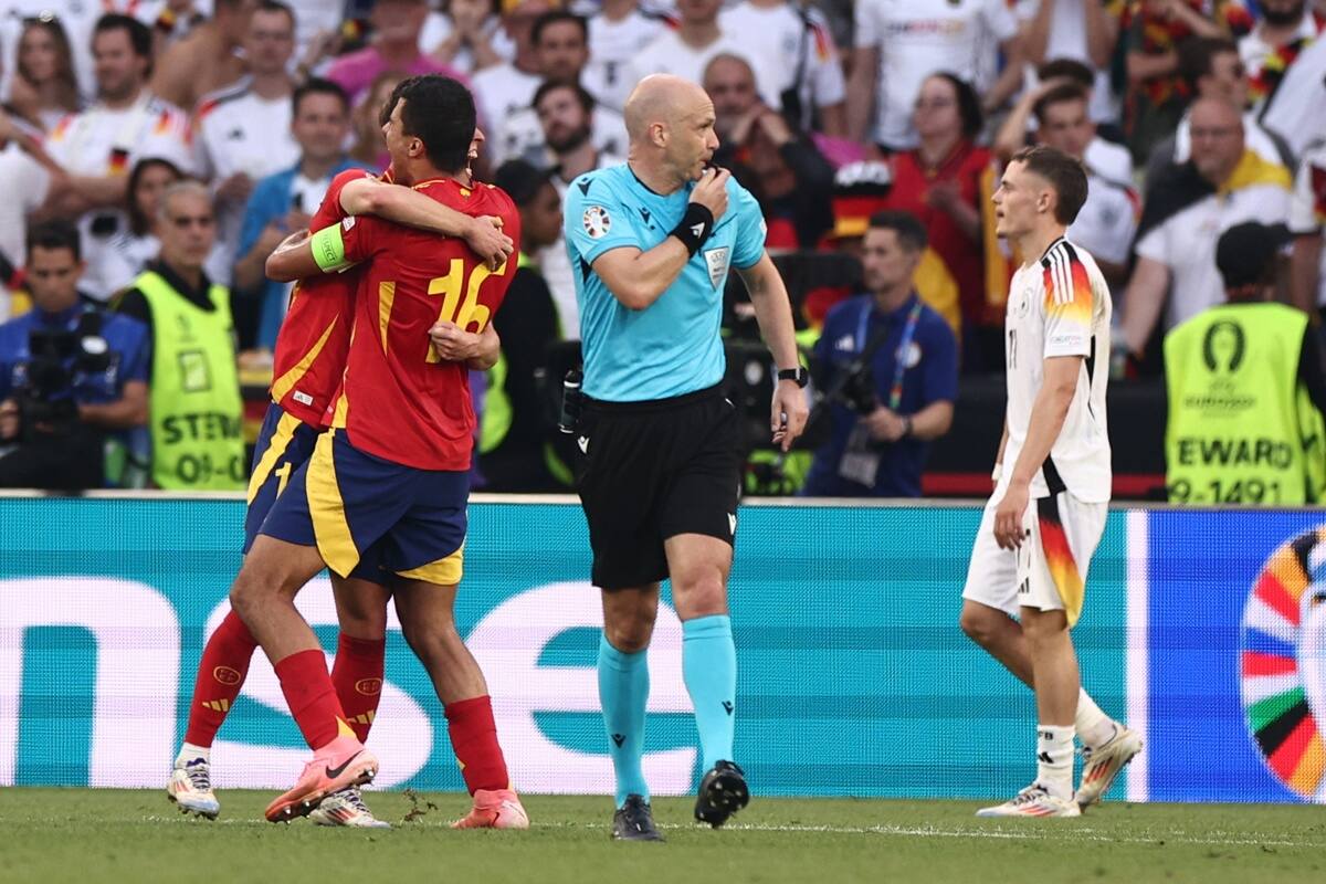 El juez no podrá dirigir la final de Eurocopa tras polémicas en la pasada llave de cuartos de final. EFE.