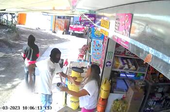 VIDEO | Locataria de un almacén repele a delincuentes armados que intentaban robarle