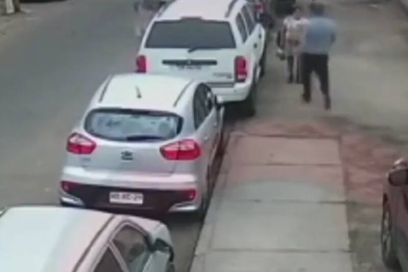 Motochorros asaltan a una mujer en plena vía pública