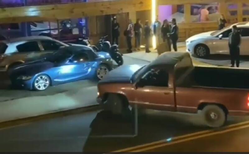 El hombre a bordo de su camioneta impactó en dos oportunidades a un vehículo BMW estacionado.