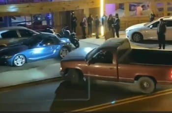 VIDEO | Descontrolado conductor usó su camioneta para chocar auto de lujo en pub de Antofagasta