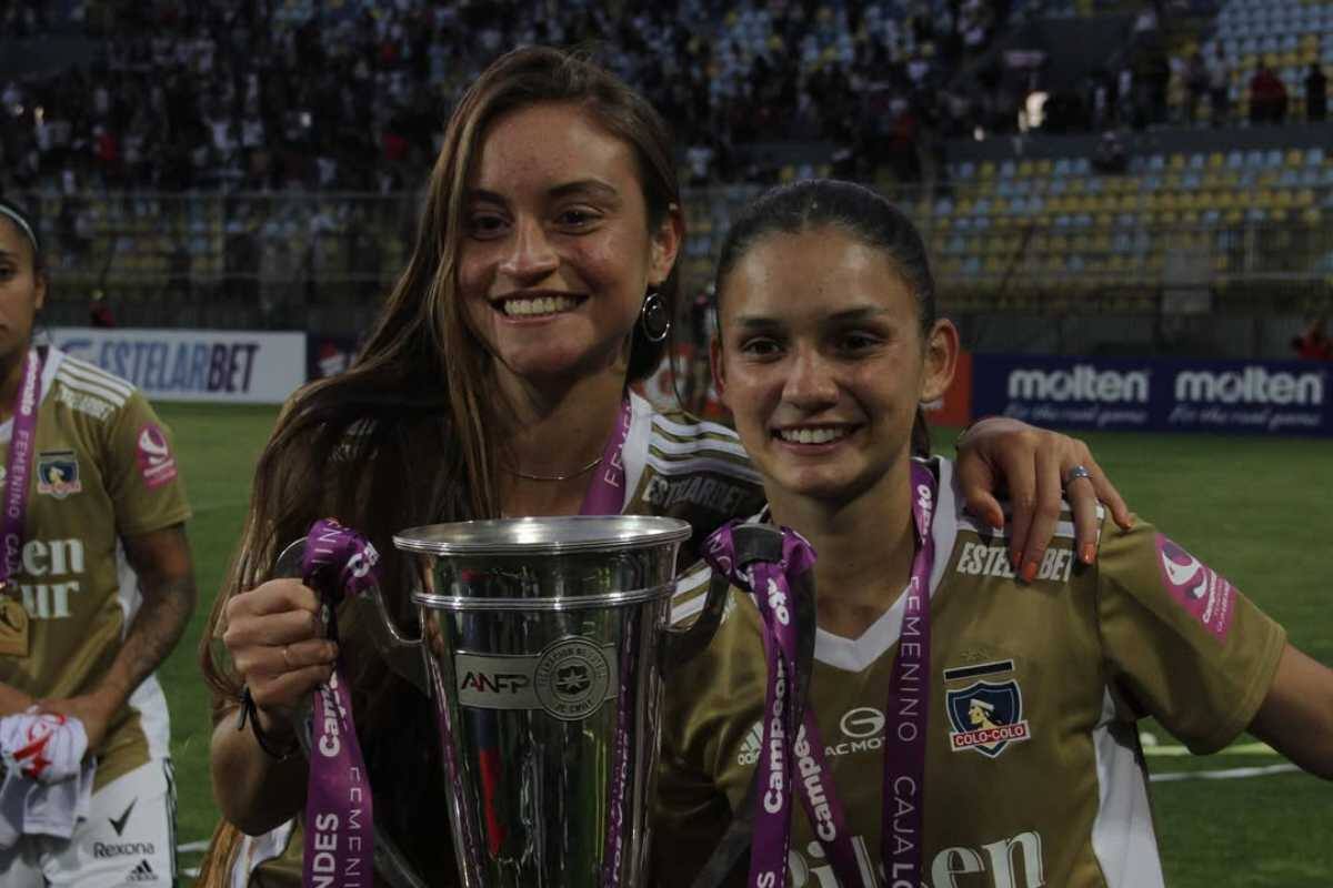 Junto a Isidora Olave celebrando un título de las albas. Foto: @antoalarconlazcano en Instagram