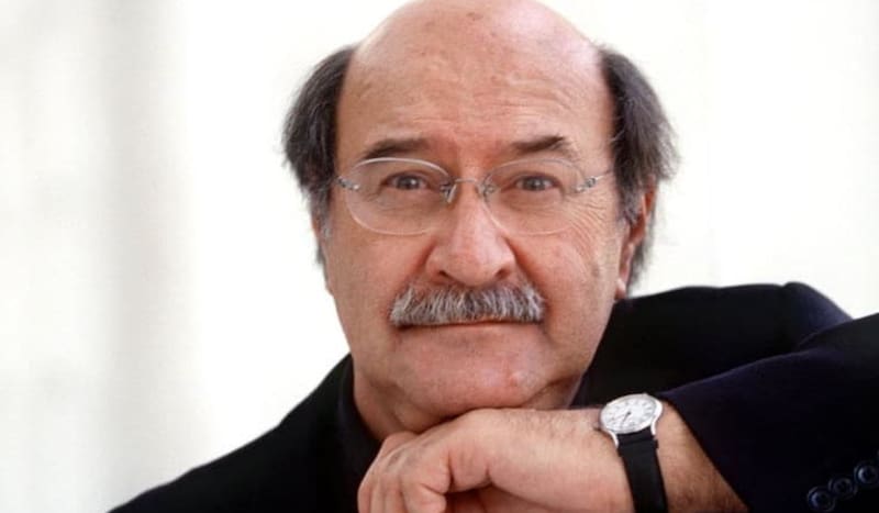 muere a los 83 años.