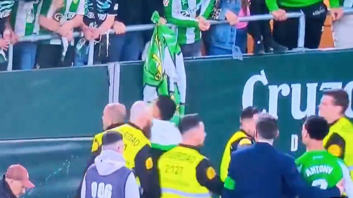 VIDEO | ¿Se acabó el amor? Antony casi se va a las manos con hinchas del Betis