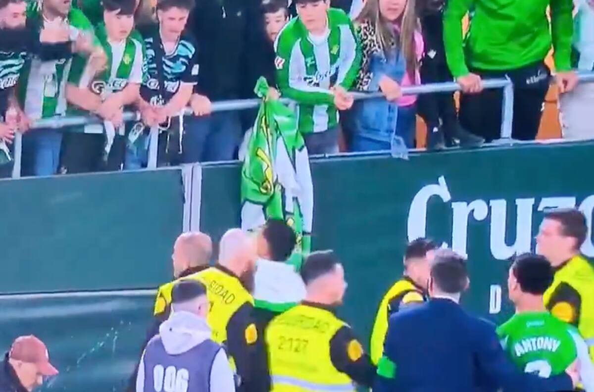 VIDEO | ¿Se acabó el amor? Antony casi se va a las manos con hinchas del Betis