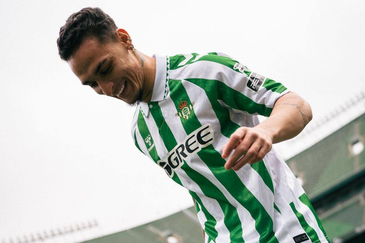 ya posa con la camiseta del Betis.