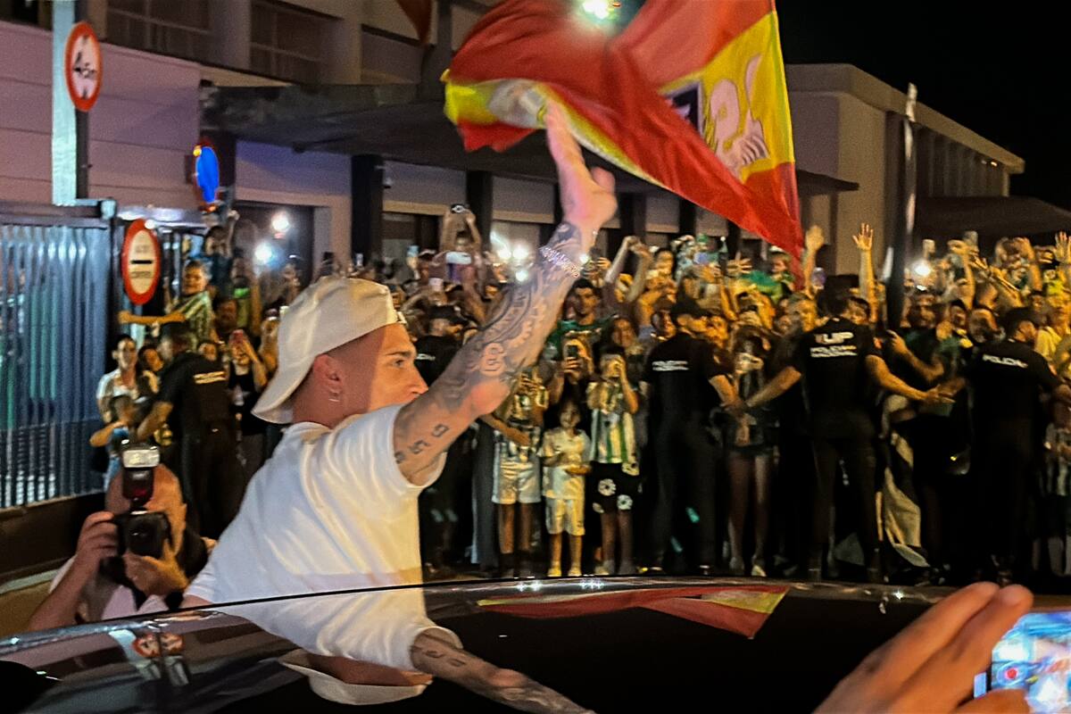 El brasileño siendo recibido por la afición del Betis anoche en el Aeropuerto de Sevilla.