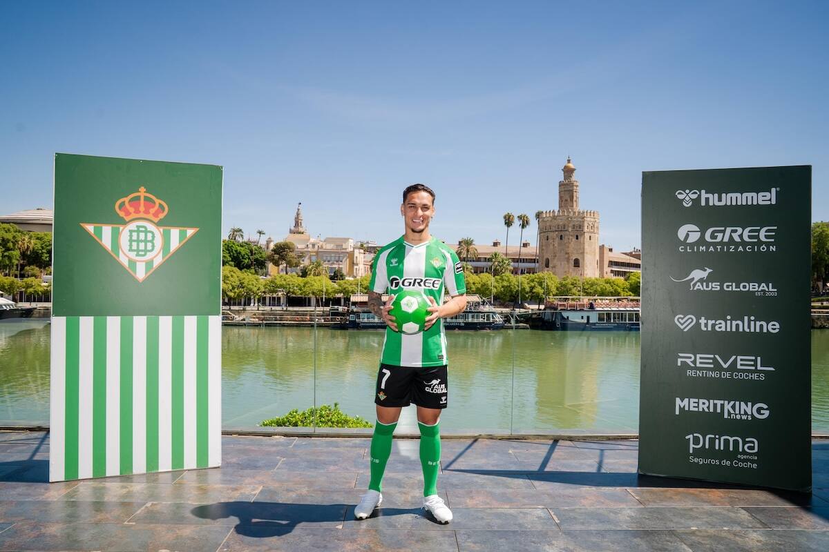El brasileño fue presentado hoy por el Betis, donde estará hasta 2030. Foto: Comunicaciones Real Betis