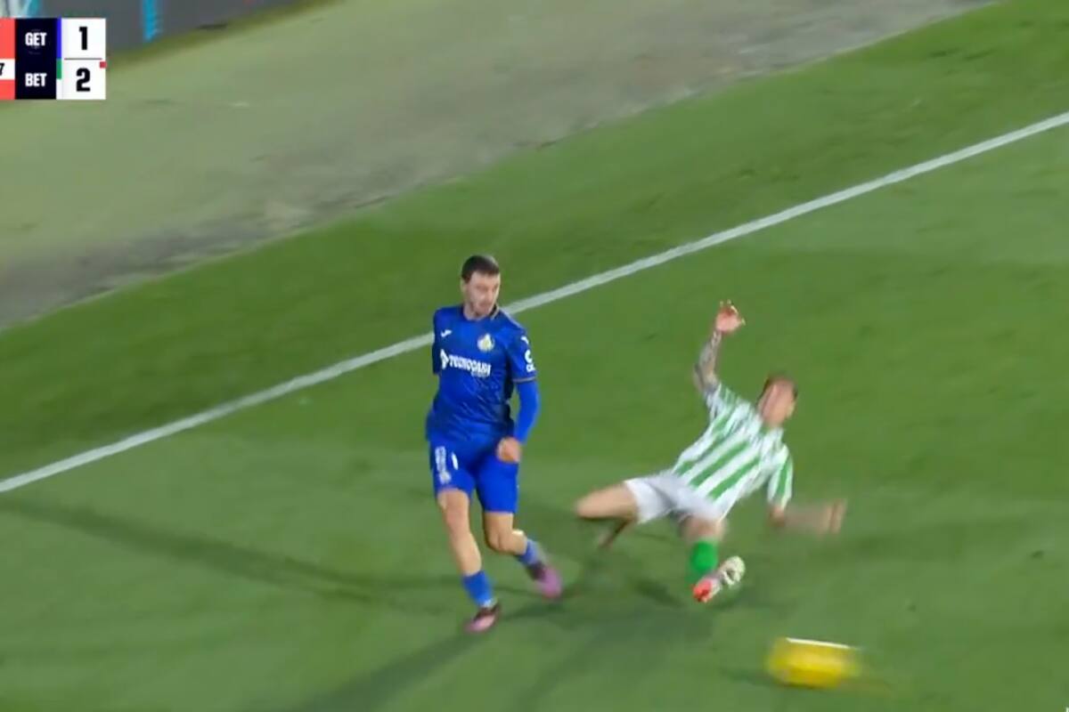 La estrella del Real Betis fue expulsado tras cometer esta falta.