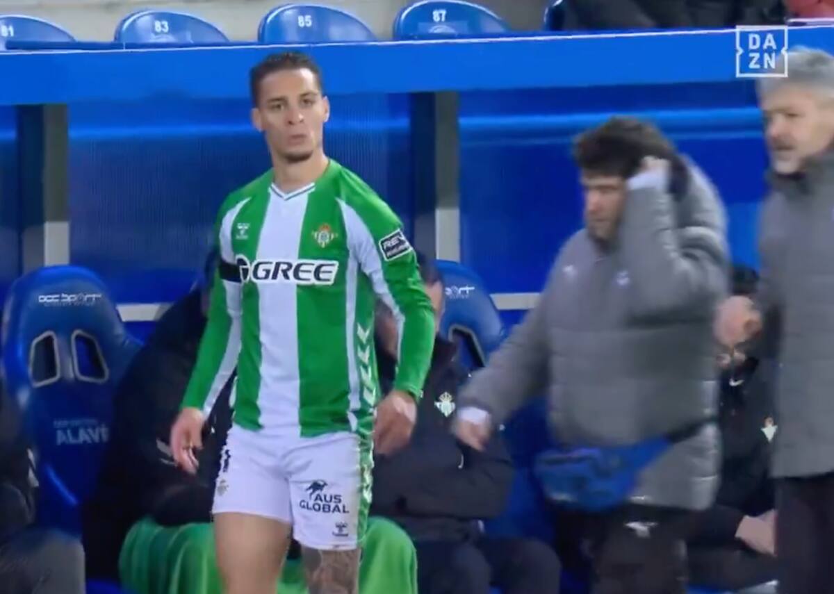 El brasileño explotó tras ser reemplazado por Manuel Pellegrini en la derrota del Betis ante Alavés. Foto: Captura DAZN