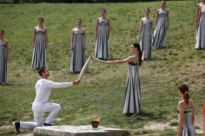 Este es el momento del encendido de la antorcha olímpica en Grecia. (Foto: EFE)