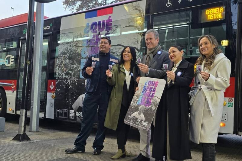 con diseño de Gabriela Mistral.