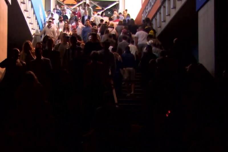 El corte de luz generó caos en el transporte público y en gran parte del país.