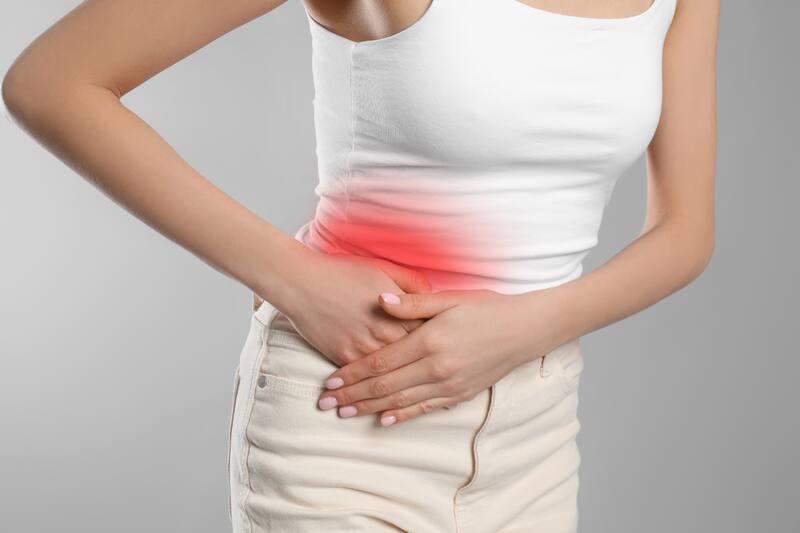 El dolor en la parte baja derecha del abdomen puede ser una señal de alerta.