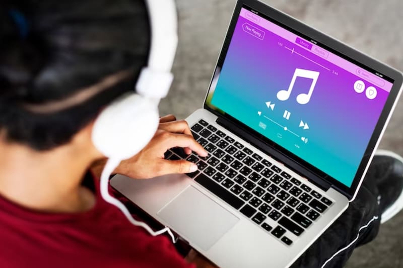 Conoce cómo activar el filtro de contenido explícito. Créditos: Freepik