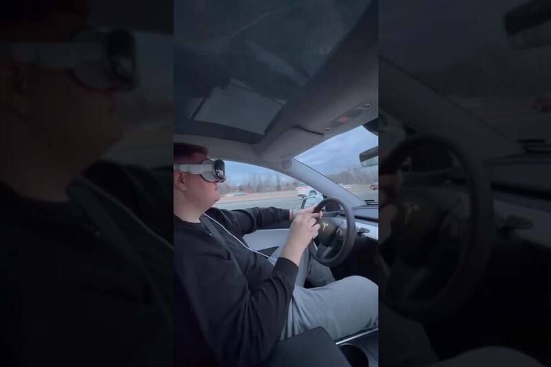 Policía de Estados Unido controla a usuario que ocupaba su Apple Visio Pro mientras conducía.