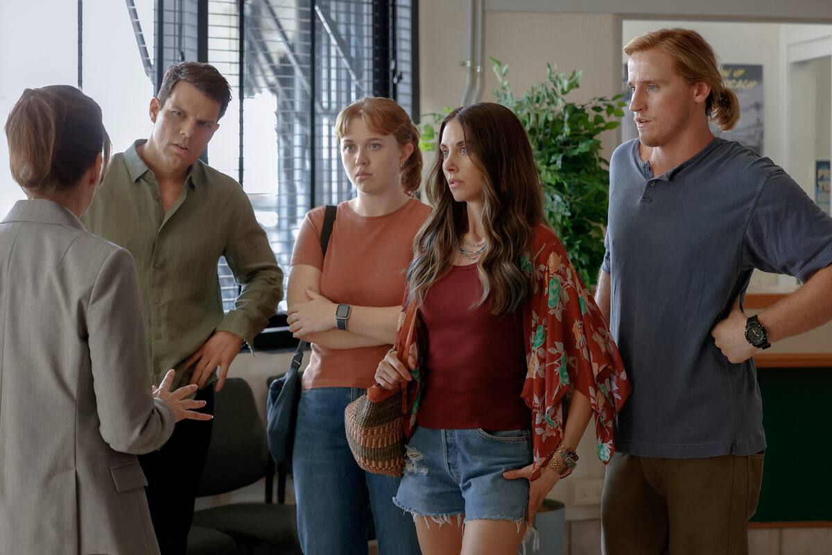 Jake Lacy es Troy, Essie Randles es Brooke, Alison Brie es Amy, Conor Merrigan-Turner es Logan en “Apples Never Fall”