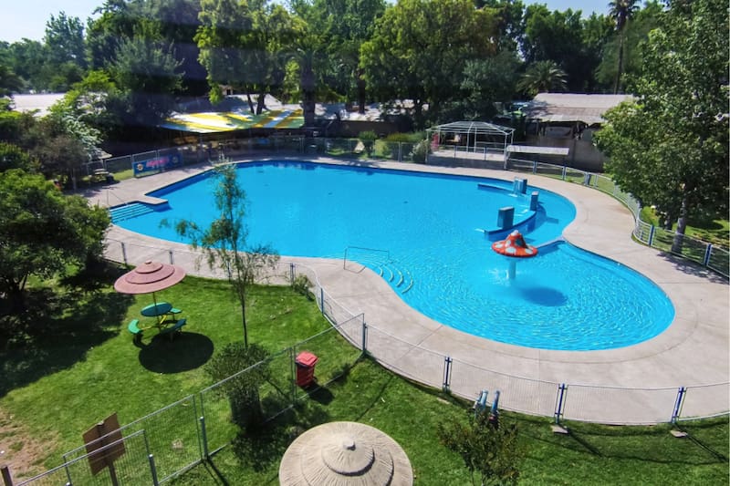 Aquapark El Idilio cuenta con piscinas para niños y adultos, además de toboganes para todas las edades.