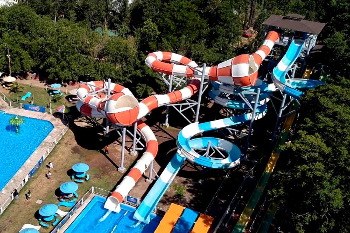 El principal atractivo del parque son sus toboganes, contando con 21 atracciones diferentes de este tipo. Créditos: Google Maps.