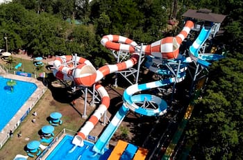 Parque acuático a solo 30 minutos de Santiago ofrece 21 toboganes para refrescarse esta temporada