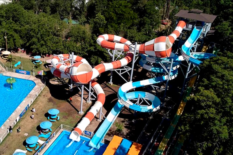 El principal atractivo del parque son sus toboganes, contando con 21 atracciones diferentes de este tipo. Créditos: Google Maps.