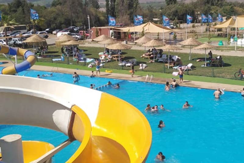Posee amplias áreas verdes perfectas para descansar y tomar sol.
Créditos: Aquapark La Troya.
