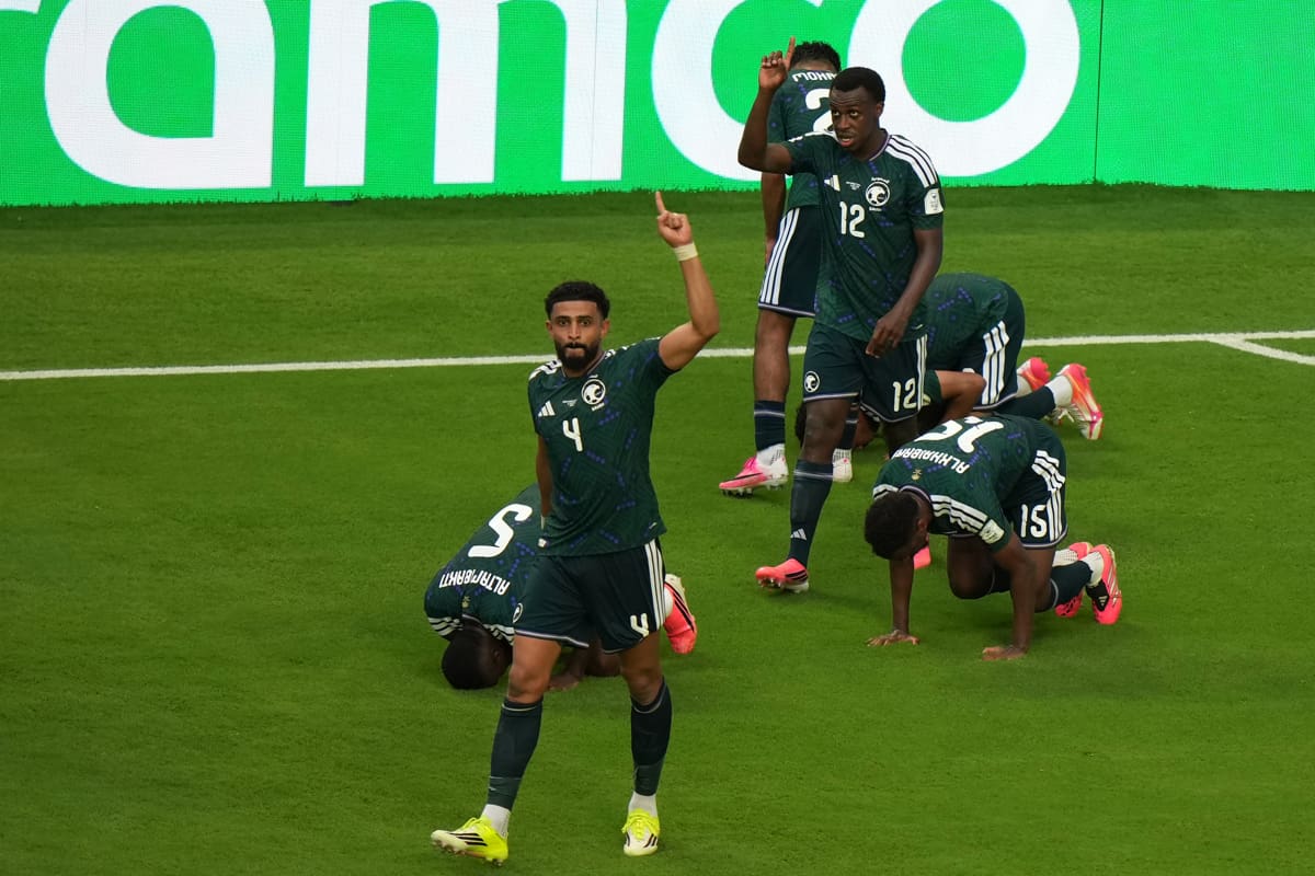 VIDEO | El gol de Al-Amri para Arabia Saudita que pone contra las cuerdas a Uruguay en su debut en el Mundial. Foto: EFE.
