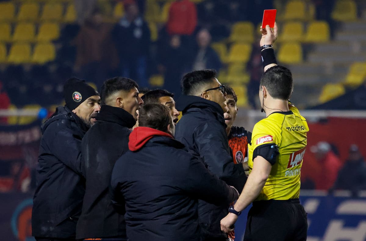 Columna de Hugo Marcone: “Los árbitros chilenos siguen ciegos, pero no callados”