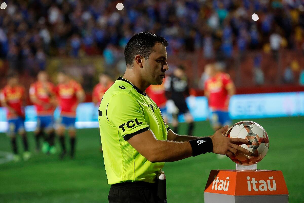 Árbitro y pelota del fútbol chileno. Agencia Aton
