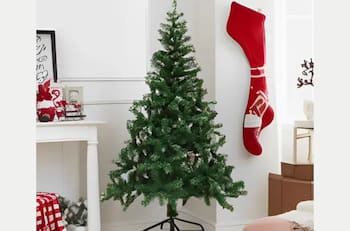 Por menos de $15.000 y de 180 cm de alto: Easy tiene este árbol de Navidad con un 50% de descuento