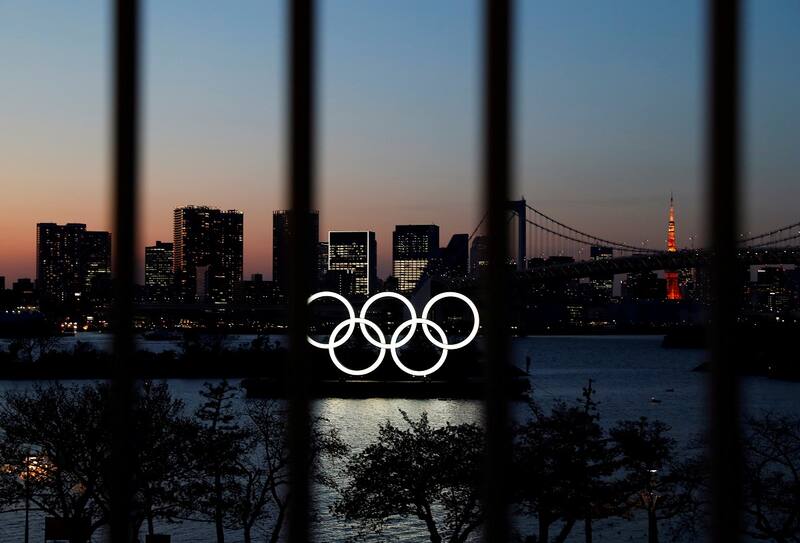 ARCHIVO FOTOGRÁFICO: Los anillos olímpicos al atardecer en la zona costera del Parque Marino de Odaiba, tras el aplazamiento de los Juegos Olímpicos de Tokio 2020, debido al brote de la enfermedad coronavirus (COVID 19), en Tokio, Japón, el 25 de marzo de 2020. REUTERS/Issei Kato
