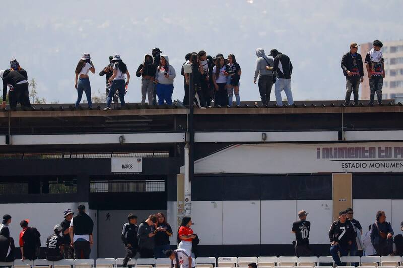 personas subidas a los techos del Monumental durante el Arengazo. Foto: Aton