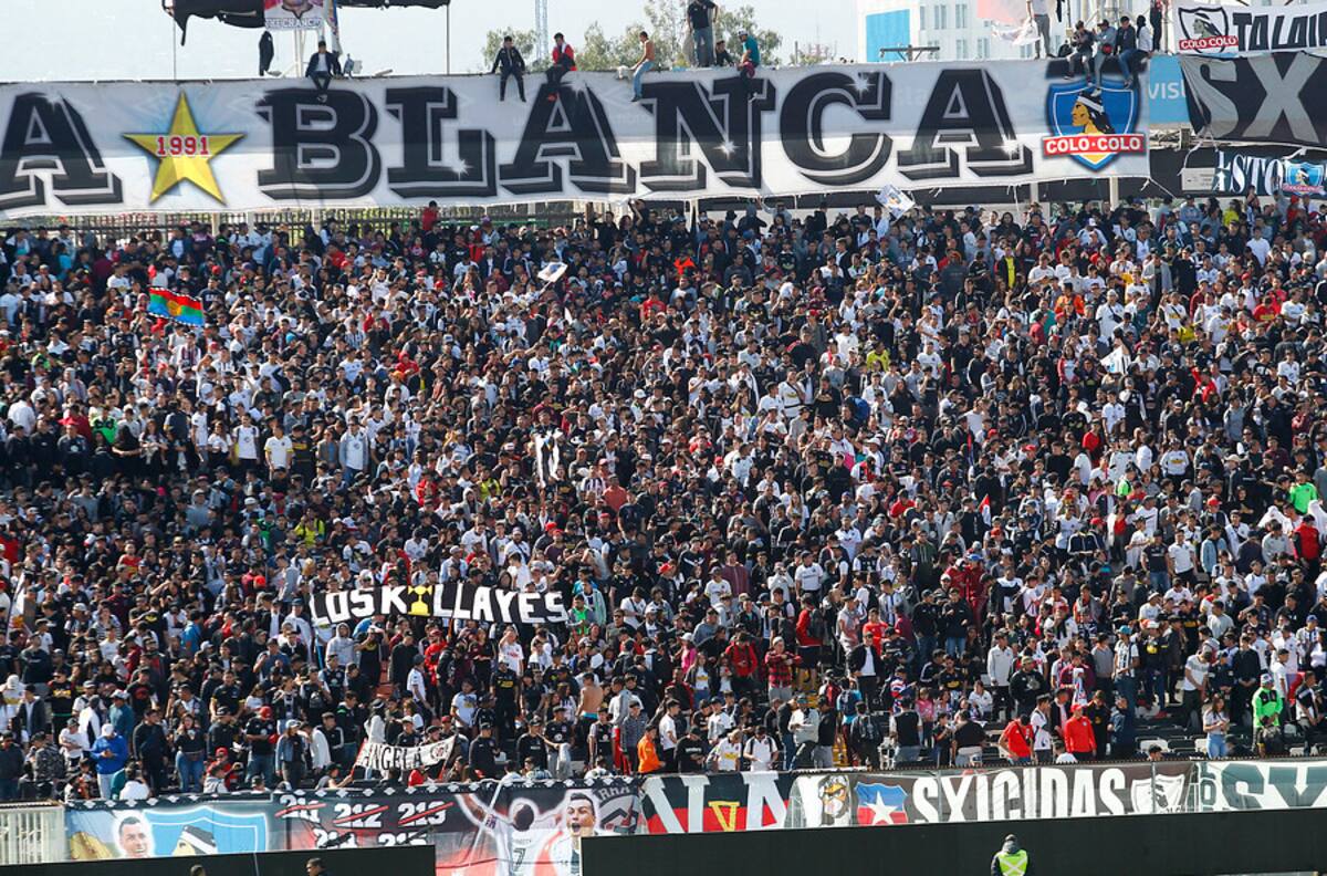 FOTO | Hinchas de Colo Colo “secuestraron” una micro en la previa del Arengazo
