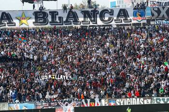 FOTO | Hinchas de Colo Colo “secuestraron” una micro en la previa del Arengazo