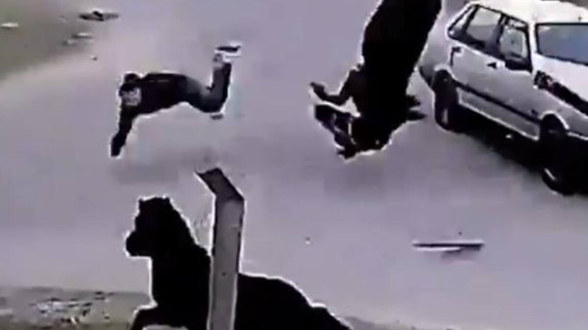 VIDEO | Joven de 16 años robó un caballo y terminó volando por los aires tras ser chocado por un auto