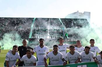 VIDEO | Insólito: barra se equivocó de equipo y aplaudió al rival cuando salió a la cancha