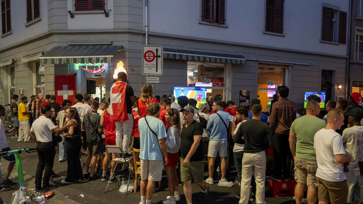 VIDEO | Locura: hinchas argentinos e ingleses calientan la semifinal con feroz batalla campal