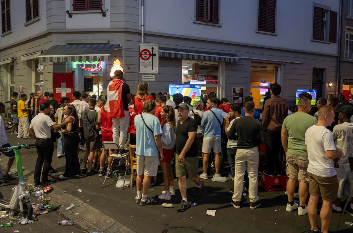 VIDEO | Locura: hinchas argentinos e ingleses calientan la semifinal con feroz batalla campal