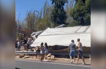 VIDEO | Camión de papas fritas se vuelca en Argentina: Personas se llevaron bandejas pero no ayudaron al conductor